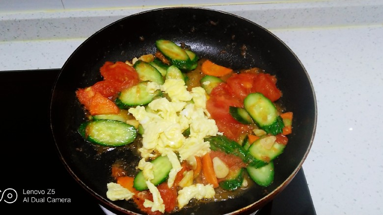 西红柿炒黄瓜、鸡蛋,放入鸡蛋