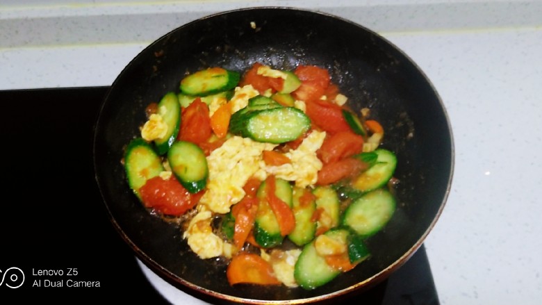 西红柿炒黄瓜、鸡蛋,翻炒均匀