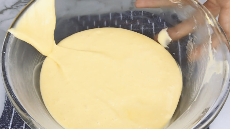 芝士奶油戚风蛋糕+海盐芝士酱,使用刮刀混合均匀