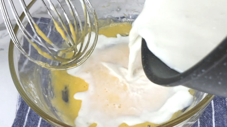 芝士奶油戚风蛋糕+海盐芝士酱,将牛奶分两次加入面糊中