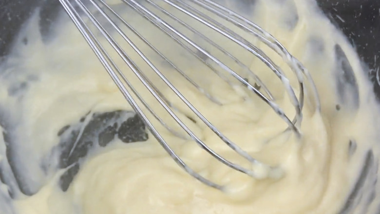 芝士奶油戚风蛋糕+海盐芝士酱,将面糊倒入奶锅，中火加热，持续搅拌至黏稠顺滑的状态