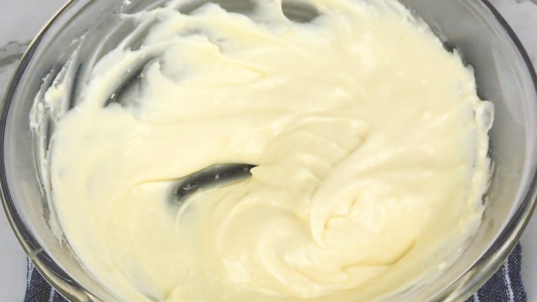 芝士奶油戚风蛋糕+海盐芝士酱,使用蛋抽搅拌至顺滑的状态