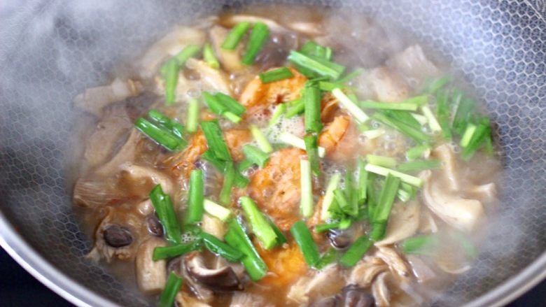 蘑菇海虾汤,再撒上韭菜段。
