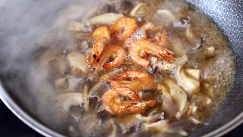 蘑菇海虾汤,放入煎好的海虾。