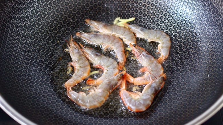 蘑菇海虾汤,锅烧热后，先放入一半的姜丝，再放入腌制的海虾。