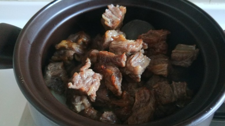 五香酱牛肉,调料放锅底，倒入炒制的牛肉。