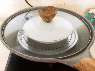 藕夹肉,把装有偶夹的盘子放入锅里，再盖上一个盘子，防止水蒸气流入，大火烧开蒸15分钟