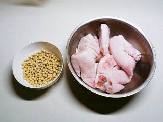 黄豆炖猪脚,主要食材  猪脚和黄豆  每个猪脚让卖家师傅分成4块