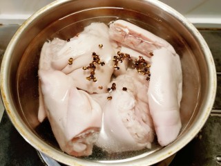 黄豆炖猪脚,猪脚凉水下锅  放入花椒  去腥增香