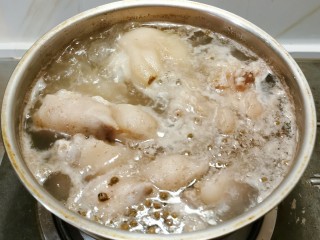 黄豆炖猪脚,煮开  有很多浮末