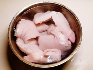 黄豆炖猪脚,猪脚反复清洗 清水浸泡2个小时 中间换水一次