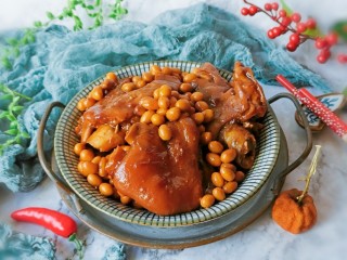 黄豆炖猪脚,出锅装盘 食用