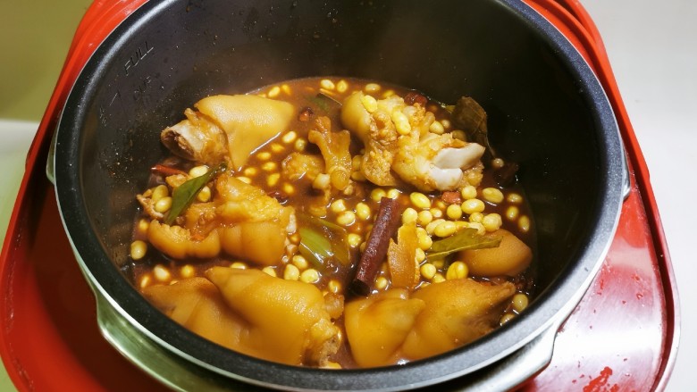 黄豆炖猪脚,锅中食材移至电压力锅  打开蹄筋键