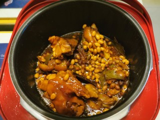黄豆炖猪脚,时间到了 不要着急开盖  再焖1个小时  黄豆和猪脚香香的 汤汁浓稠