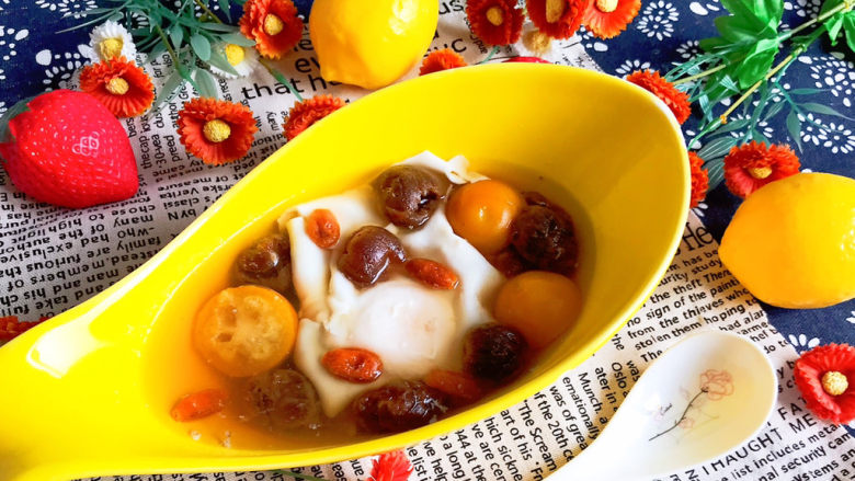 桂圆炖蛋,这是一道营养美味的药膳甜品，可以做早餐或宵夜，非常独特~