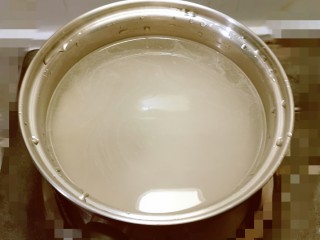 菠菜猪肝粥,将泡好的大米汤放入锅锅  加入清水  开始煮粥