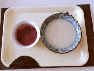 菠菜猪肝粥,猪肝反复清洗干净  清水浸泡  大米清洗干净  用清水浸泡半个小时