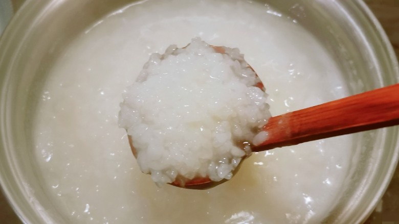 菠菜猪肝粥,煮至形成水米融合的白粥  很粘稠  
