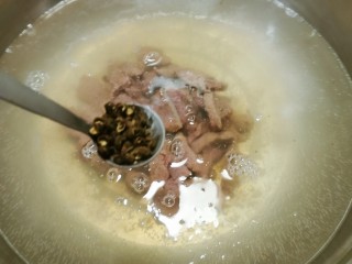 菠菜猪肝粥,烧开水 放入猪肝 葱姜片 花椒