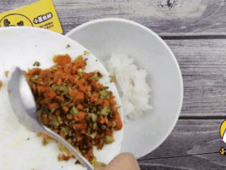 杂蔬鹅肝小饭团12个月宝贝生鲜【小鹿优鲜】,米饭，胡萝卜西兰花碎，鹅肝混合搅拌。