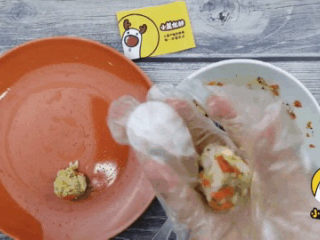 杂蔬鹅肝小饭团12个月宝贝生鲜【小鹿优鲜】,戴上手套，捏成小饭团即可。