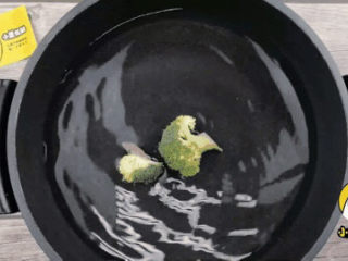 杂蔬鹅肝小饭团12个月宝贝生鲜【小鹿优鲜】,西兰花焯煮2min。