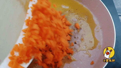 杂蔬鹅肝小饭团12个月宝贝生鲜【小鹿优鲜】,用炒出的鹅肝油，翻炒胡萝卜。