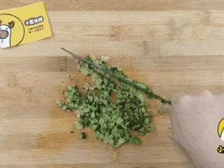 杂蔬鹅肝小饭团12个月宝贝生鲜【小鹿优鲜】,焯好的西兰花去根切碎。