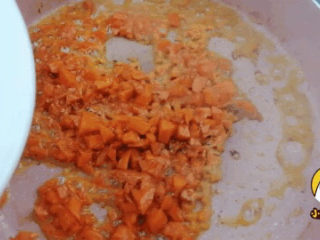 杂蔬鹅肝小饭团12个月宝贝生鲜【小鹿优鲜】,放入西兰花碎继续翻炒。