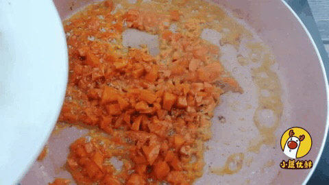 杂蔬鹅肝小饭团12个月宝贝生鲜【小鹿优鲜】,放入西兰花碎继续翻炒。