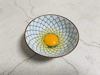 桂圆炖蛋,鸡蛋打入碗中备用