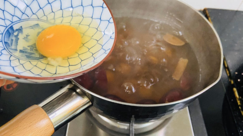 桂圆炖蛋,放入鸡蛋煮熟