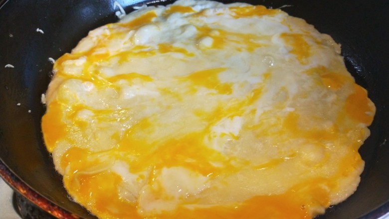 早餐鸡蛋煎饼,在把鸡蛋摊开。