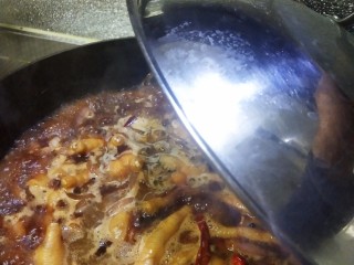 香辣鸡爪,小火慢炖半个小时，也可以用砂锅。