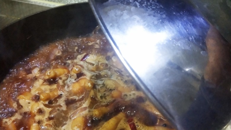 香辣鸡爪,小火慢炖半个小时，也可以用砂锅。
