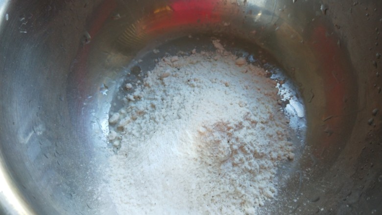 藕夹肉,倒入盆中加入适量淀粉。