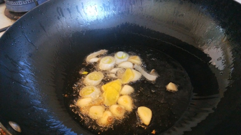 水煮肥牛,爆香葱姜蒜。