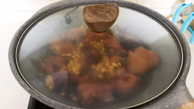黄豆炖猪脚,盖上锅盖继续小火慢烧40分钟