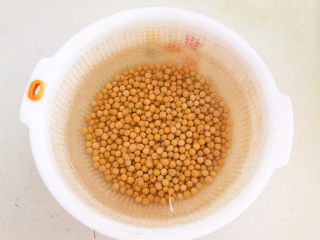 黄豆炖猪脚,把黄豆清洗干净后用冷水浸泡4个小时左右