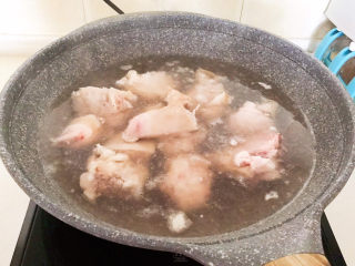 黄豆炖猪脚,猪脚切成小块，冷水下锅，水开后焯水5分钟