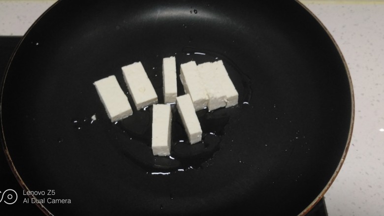 虾米豆腐炖粉条、白菜,锅中放入适量油，放入豆腐