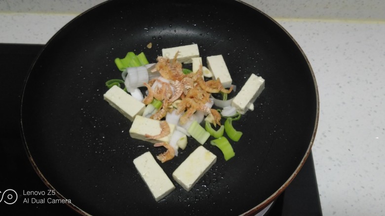 虾米豆腐炖粉条、白菜,放入虾米