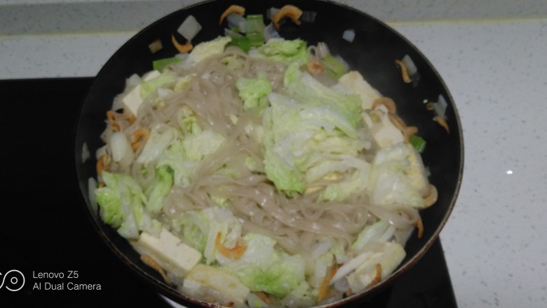 虾米豆腐炖粉条、白菜,翻炒均匀