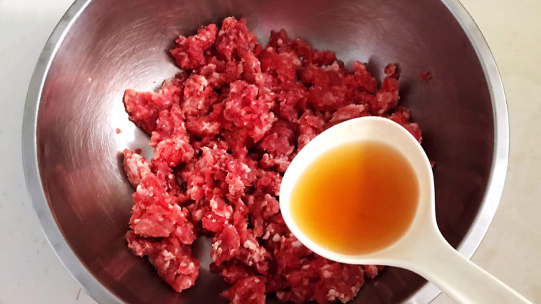 牛肉锅贴,加入<a style='color:red;display:inline-block;' href='/shicai/ 718'>料酒</a>