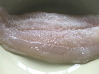 减脂炙烤柠香沙巴鱼,沙巴鱼洗净沥干水分后，抹上稍许海盐；