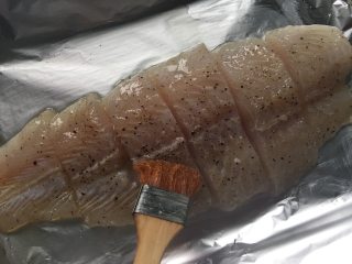 减脂炙烤柠香沙巴鱼,将切好的沙巴鱼整齐的摆放在刷好油的铝箔纸上，并在鱼肉上再刷上稍许食用油；