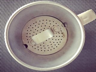 减脂炙烤柠香沙巴鱼,准备一个越式手冲咖啡壶，稳固的放在一个咖啡杯上，敲黑板！！！先盖上手冲咖啡壶的分水板；