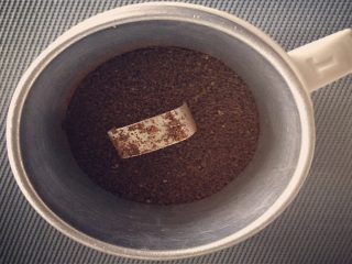 减脂炙烤柠香沙巴鱼,将15克咖啡粉放入，轻巧壶身使咖啡粉均匀分布；