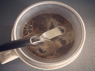 减脂炙烤柠香沙巴鱼,先加入30ml热水浸润咖啡粉，然后停止注水，焖蒸大于20秒；