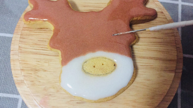 圣诞饼干,将糖霜挤到饼干上，用小钢针涂抹均匀